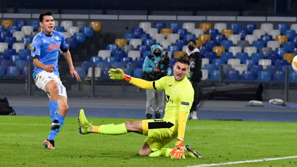 Chucky Lozano jugando con Napoli