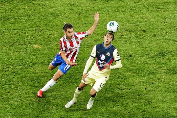 Angulo pelea el balón en el Clásico