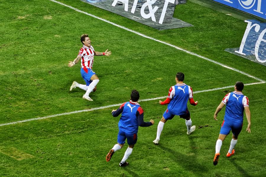 Chicote Calderón festejando el gol conseguido