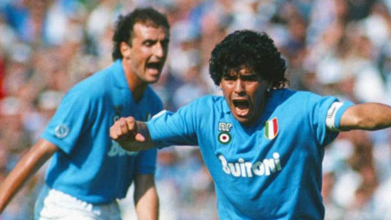 Maradona festeja un gol con el Napoli 