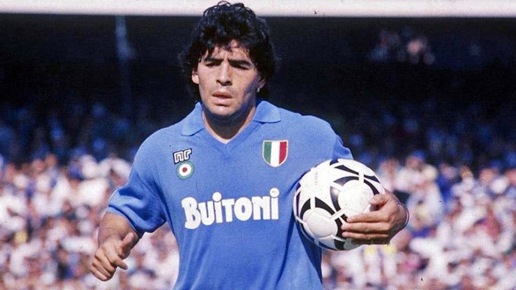 Maradona durante un duelo con el Napoli 