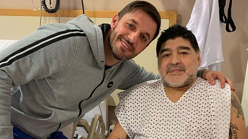 Matías Morla junto a Diego Armando Maradona en el hospital 