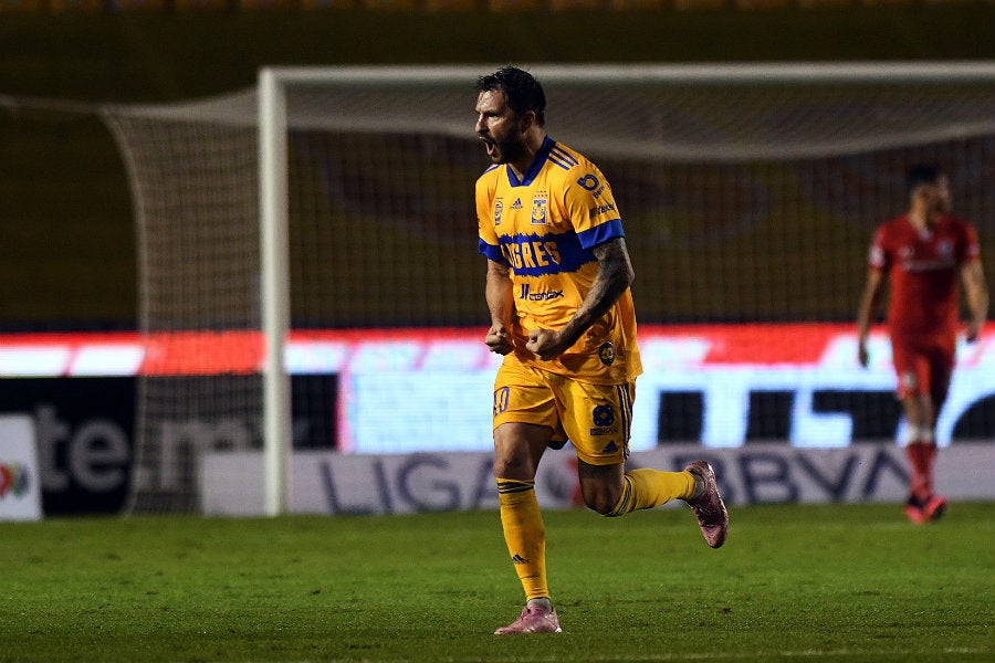 Giganc celebra gol ante Toluca en el Volcán