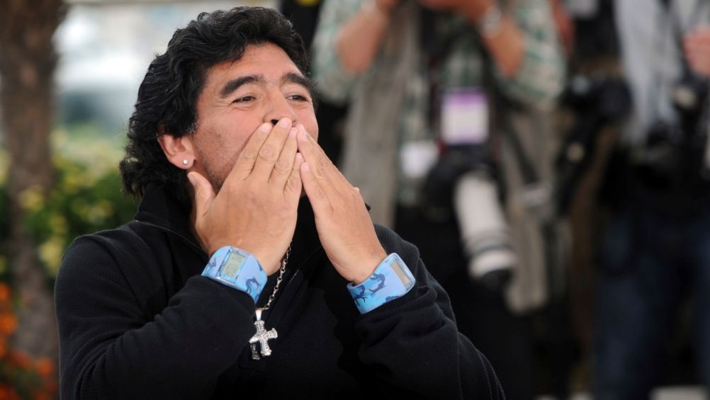 Diego Armando Maradona saludando a sus fanáticos