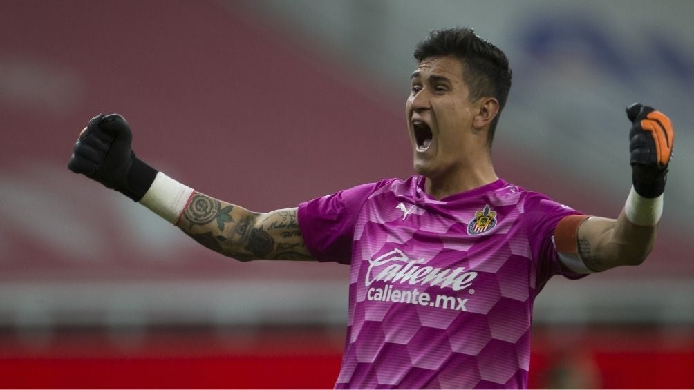 Raúl Gudiño en partido con Chivas