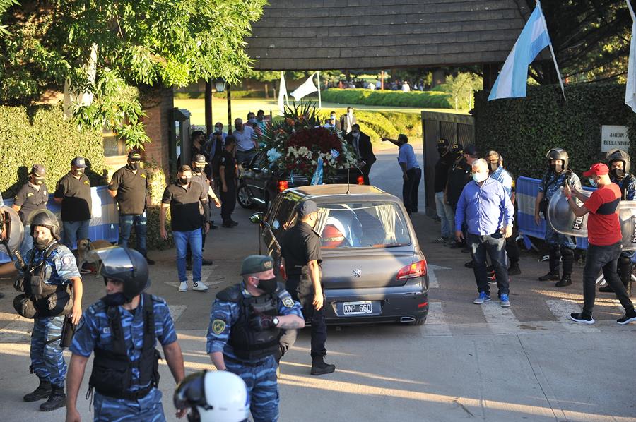 Maradona entrando al cementerio privado Jardín Bella Vista