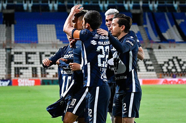 Jugadores de Pumas festejan un gol