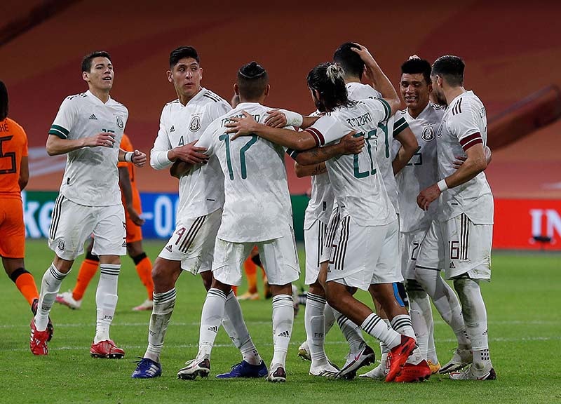 Jugadores del Tri celebran un gol 