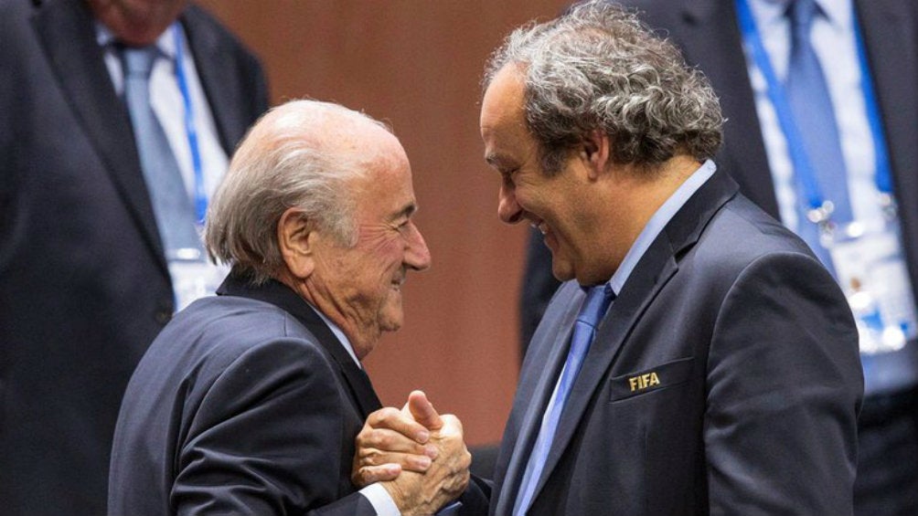 Joseph Blatter y Michel Platini en saludo