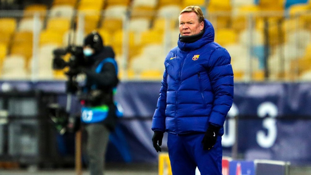 Ronald Koeman observa un duelo de Champions League 