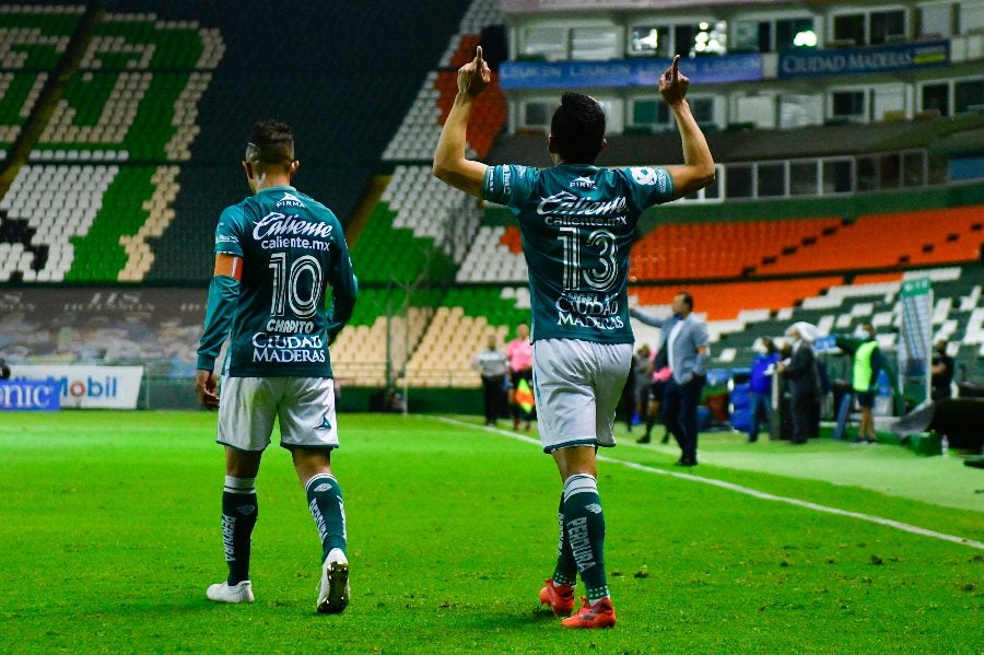 Mena y Montes celebran gol vs Puebla