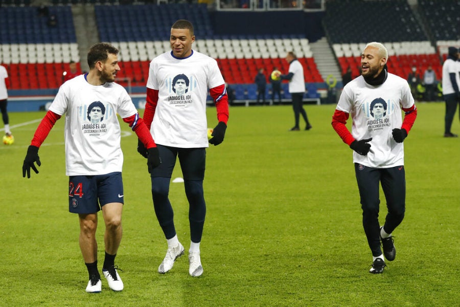 Los jugadores del PSG saltaron a calentar homenajeando al Diego