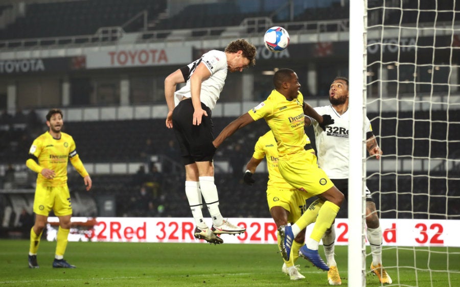 Duane Holmes marcó por los Caneros ante el Wycombe