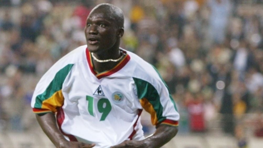 Papa Bouba Diop en un partido con la Selección de Senegal