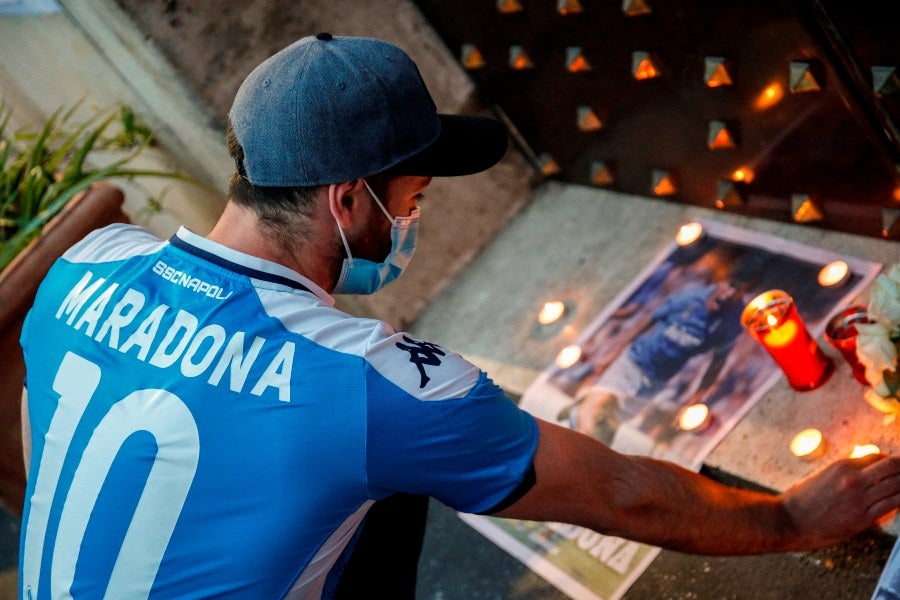 Aficionado del Napoli dolido por la muerte de Maradona