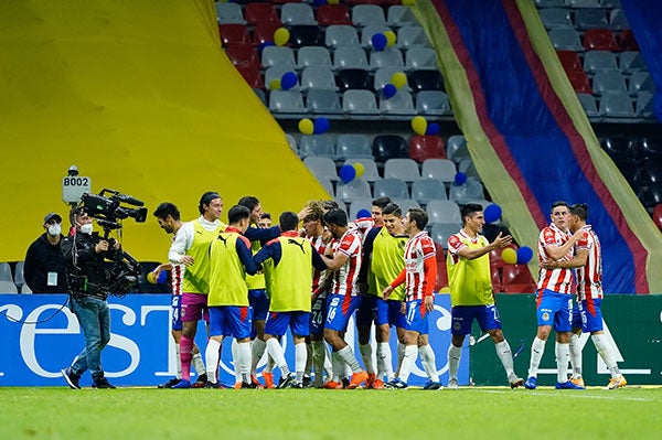 Jugadores de Chivas festejan la victoria