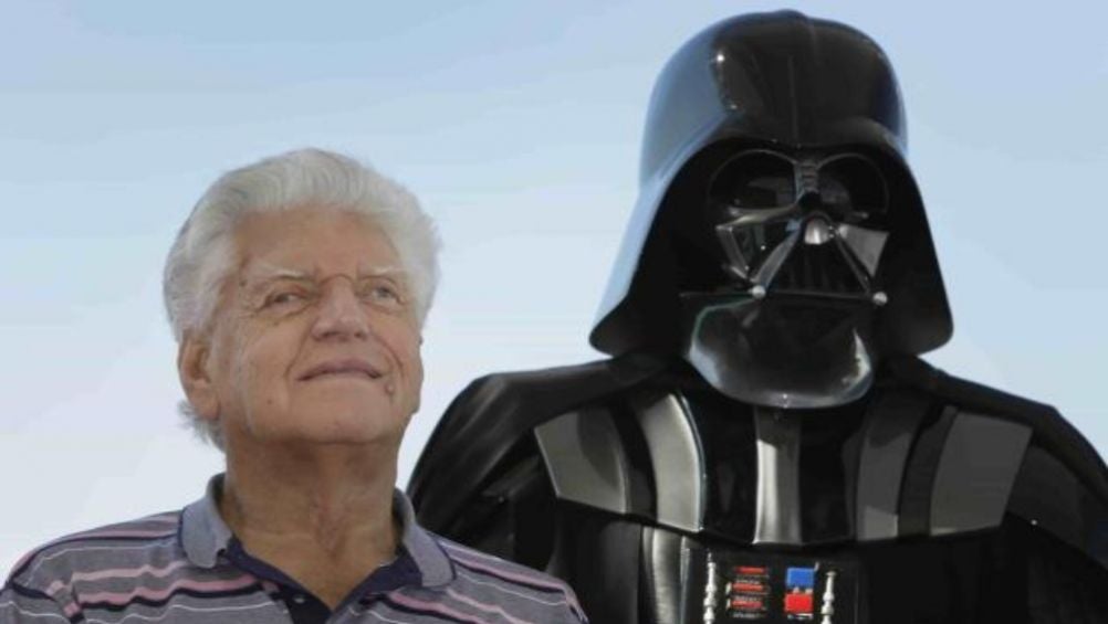 Dave Prowse junto a una figura de Darth Vader