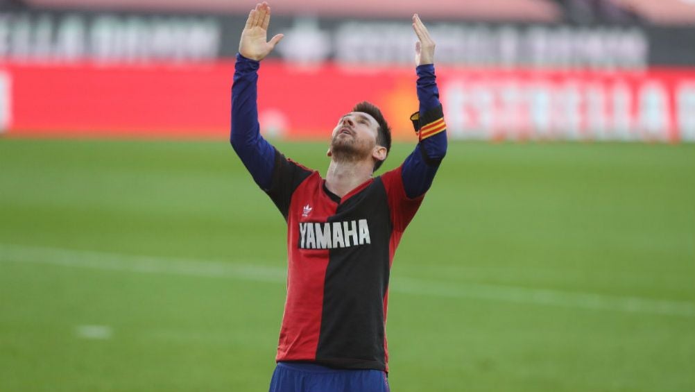 Lionel Messi festejando con la playera del Newell's de Maradona