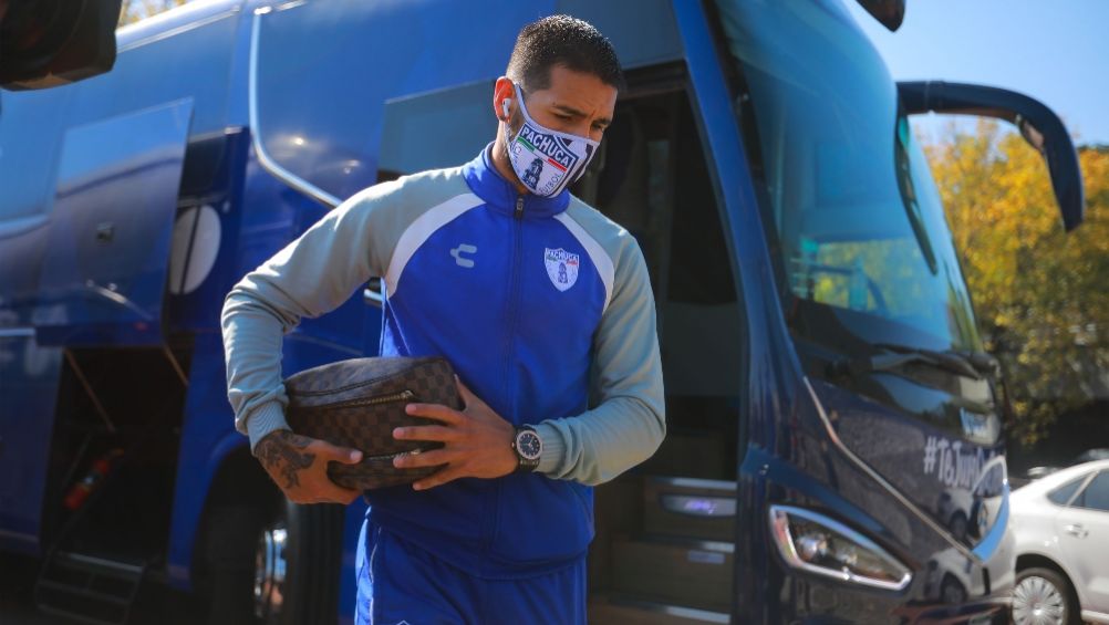 Ismael Sosa llegando al Estadio Olímpico Universitario