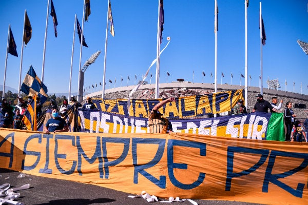 Afición de Pumas alentando a las afueras de Ciudad Universitaria