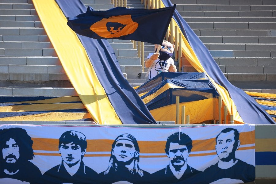 Goyo, mascota de Pumas, en la tribuna del Olímpico Universitario