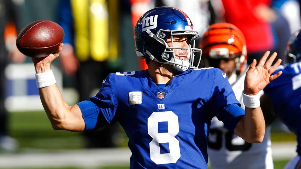 Daniel Jones en partido ante Bengals