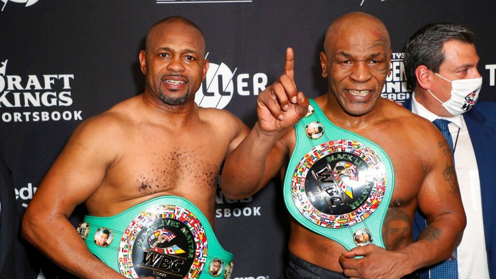 Mike Tyson junto a Roy Jones Jr.