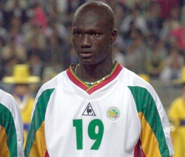 Papa Bouba Diop previo a un partido con Senegal