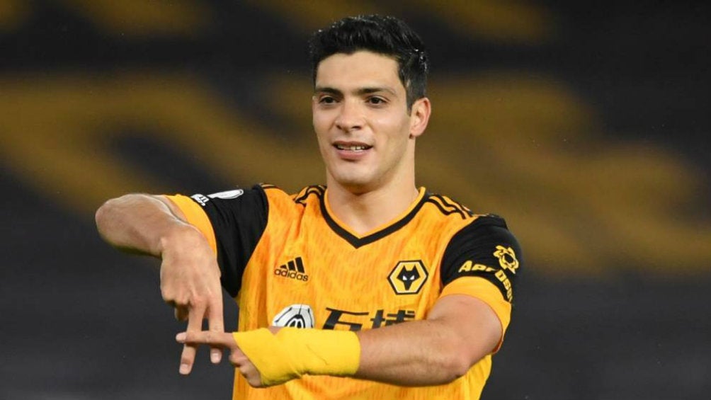 Raúl Jiménez en partido con los Wolves