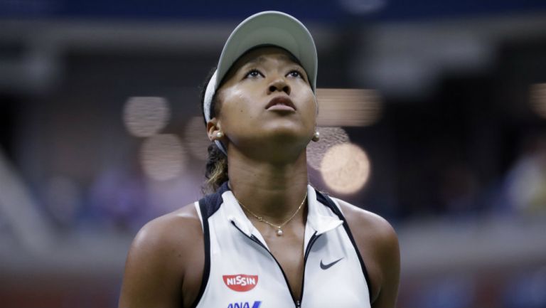 Osaka observa el marcador durante su duelo contra Belinda Bencic