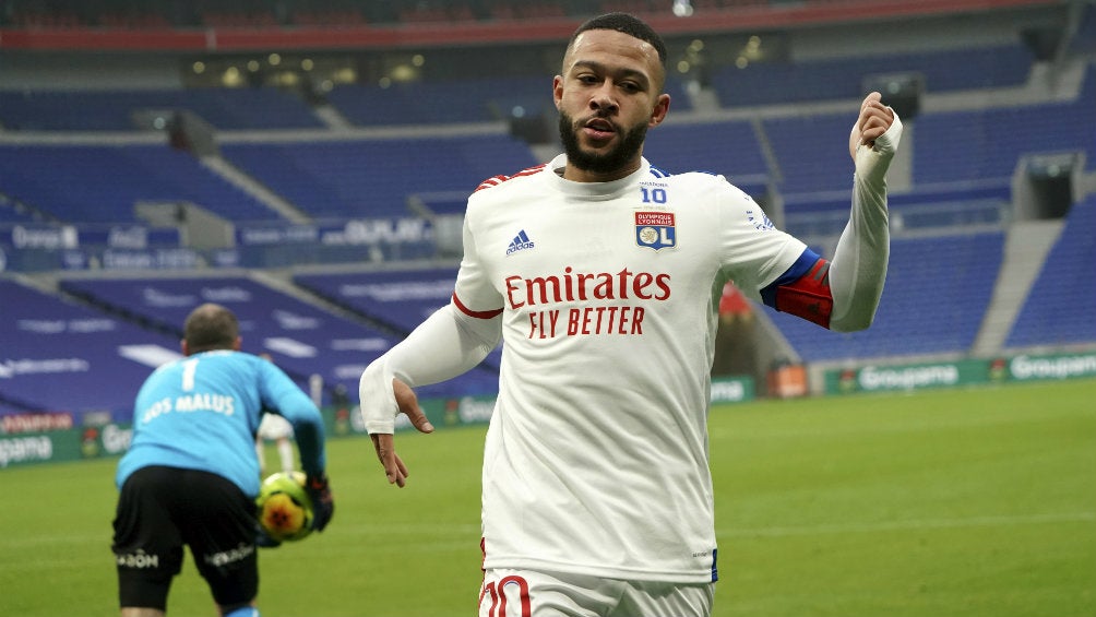 Depay en partido con Lyon