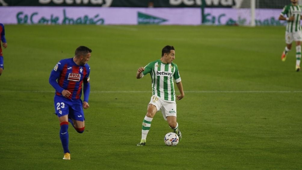 Andrés Guardado en partido con el Betis