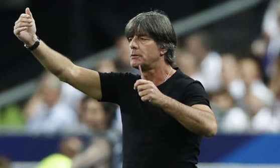 Löw en un partido con el combinado germano 