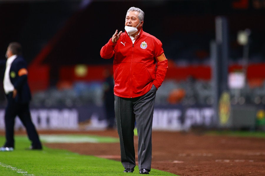 Víctor Manuel Vucetich dirigiendo en el Clásico Nacional