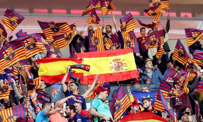 Aficionados del Barça con banderas de España 