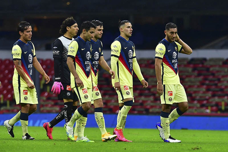 Jugadores del América tras caer en el Estadio Azteca 