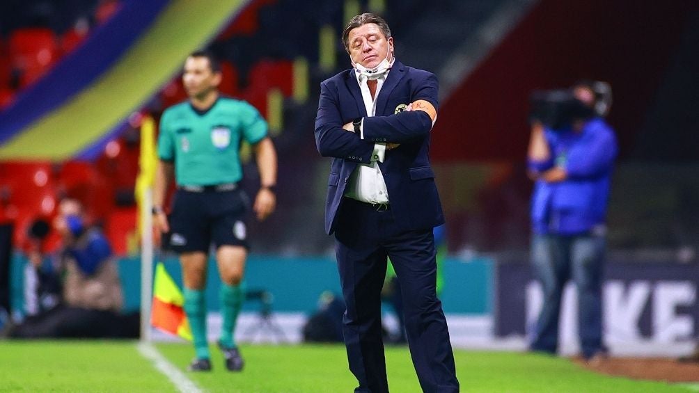 Miguel Herrera durante un partido de América 