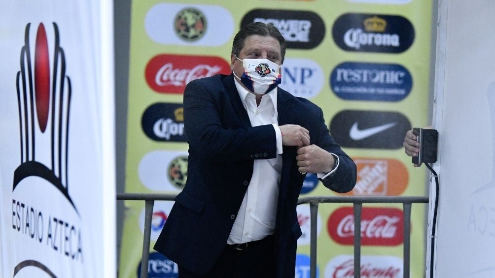 Miguel Herrera durante un partido de América 