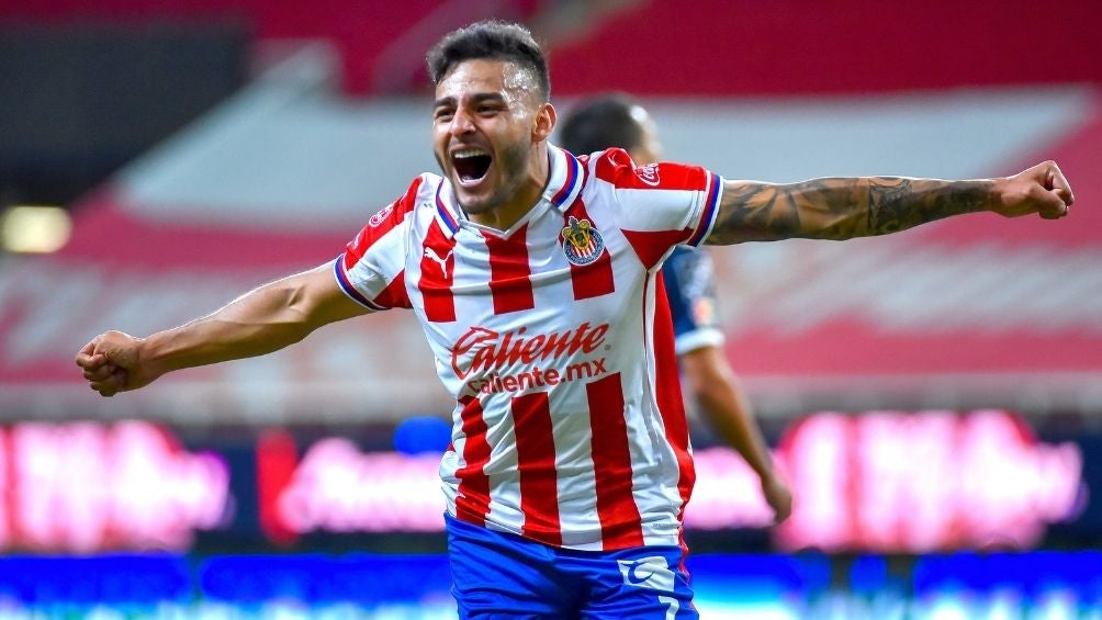 Alexis Vega en un partido con las Chivas 