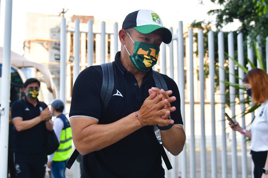 Ignacio Ambirz, con cubrebocas, arriba al Estadio León