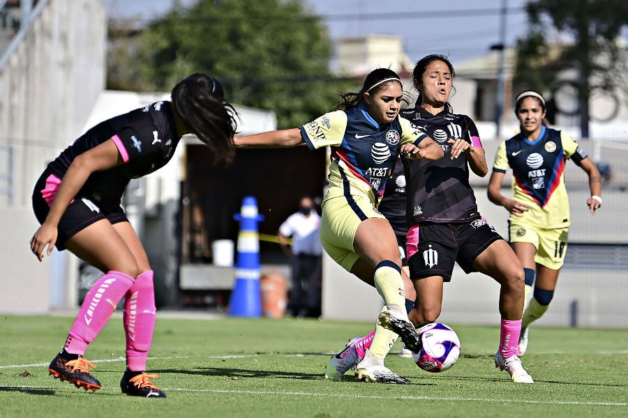 Jana Gutiérrez pelea el balón con Rebeca Bernal