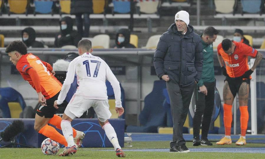 Zidane observando el juego entre su escuadra y el Shakhtar