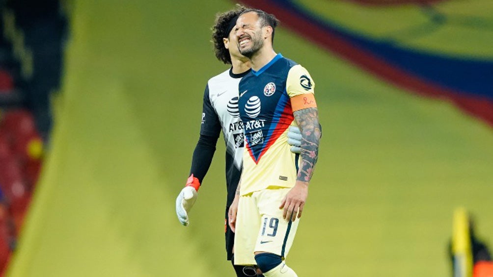 Emanuel Aguilera junto a Guillermo Ochoa en la cancha del Azteca