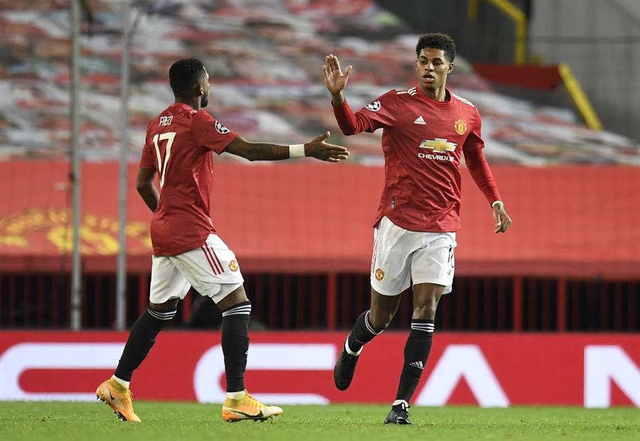 Marcus Rashford es felicitado por su gol