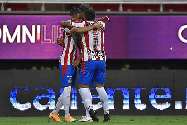 Alexis Vega y Uriel Antuna festejan un gol 