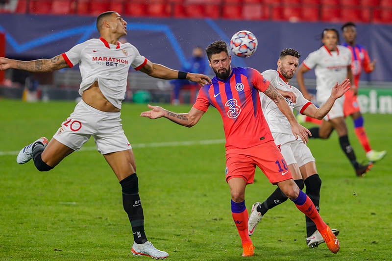 Olivier Giroud en el duelo contra Sevilla de Champions 