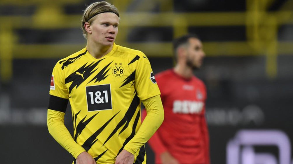 Erling Haaland durante un duelo con Borussia Dortmund