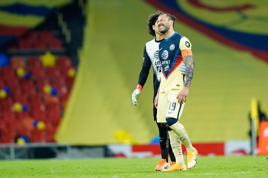 Emanuel Aguilera junto a Guillermo Ochoa en la cancha del Estadio Azteca