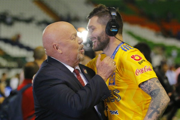 Perro Bermúdez y Gignac en saludo