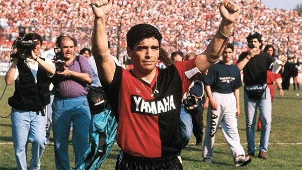 Maradona con la playera de La Lepra en 1993